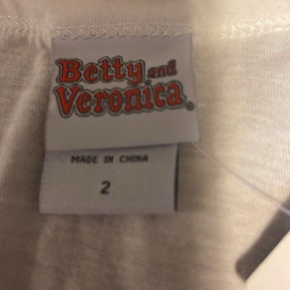 Torrid Veronica Tee “Betty and Veronica” NWT SZ2 never been worn - Picture 3 of 6